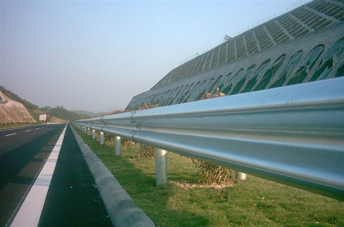 高速公路护栏设计的尺度高度是几多？