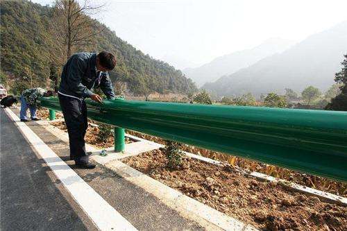 影响公路波形护栏板不变性的成分有哪些？