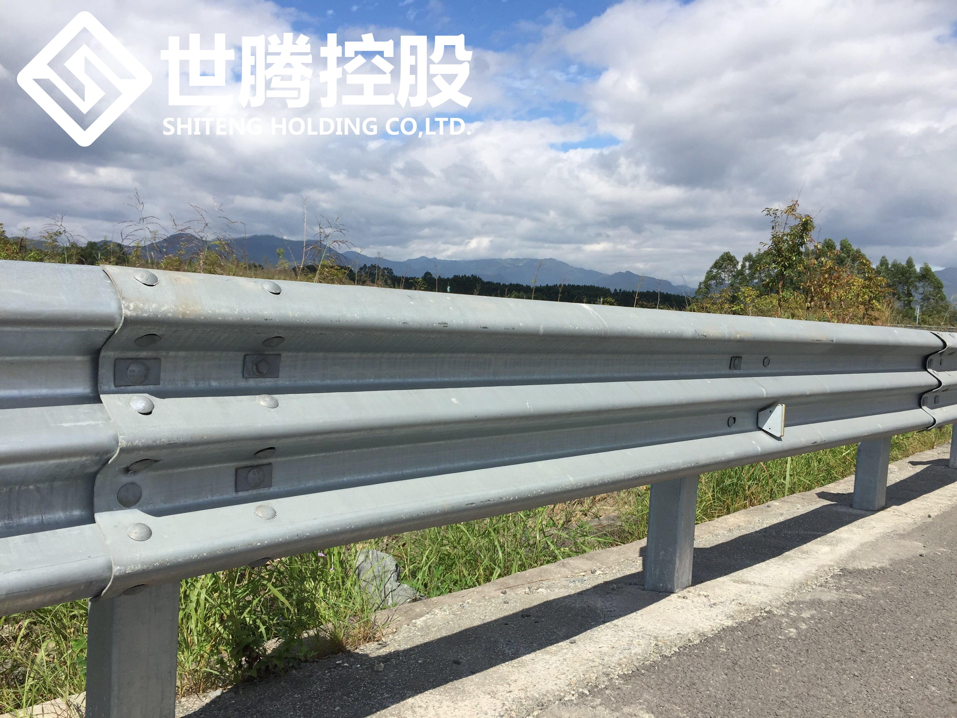 应该若何进行规范化设置路路护栏？